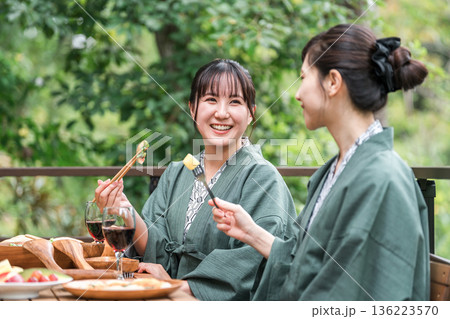 バルコニー・ウッドデッキで食事する旅館・温泉旅館に女子旅に来た若いアジア人女性(旅行・トラベル) バルコニー・ウッドデッキで食事する旅館・温泉旅館に女子旅に来た若いアジア人女性(旅行・トラベル) 136223570