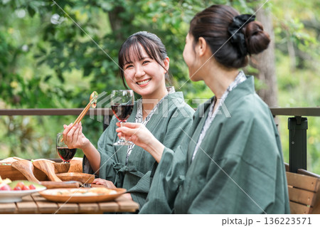 バルコニー・ウッドデッキで食事する旅館・温泉旅館に女子旅に来た若いアジア人女性(旅行・トラベル) バルコニー・ウッドデッキで食事する旅館・温泉旅館に女子旅に来た若いアジア人女性(旅行・トラベル) 136223571