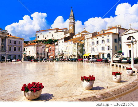 ピランのタルティーニ広場の景観 ピランのタルティーニ広場の景観 136223576