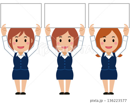 ボードを掲げるネイビー事務服の若い女性 ボードを掲げるネイビー事務服の若い女性 136223577
