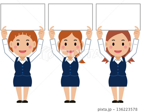ボードを掲げるネイビー事務服の若い女性。その2 136223578