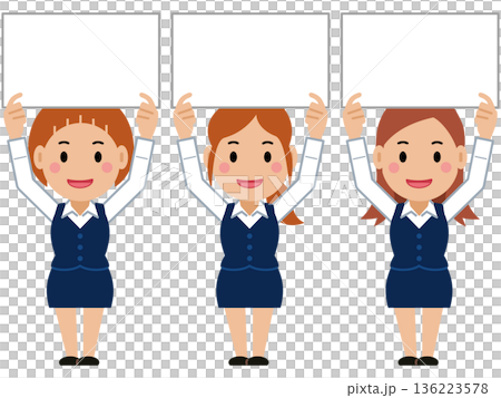 ボードを掲げるネイビー事務服の若い女性。その2 136223578