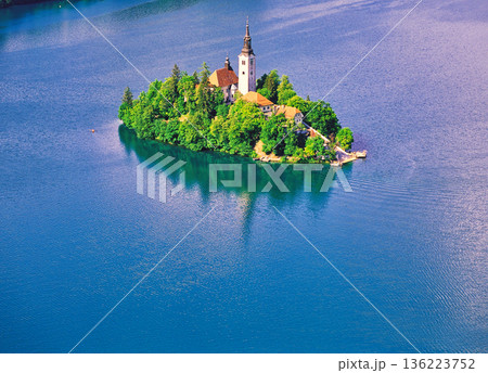 ブレッド湖に浮かぶマリア教会の絶景 136223752