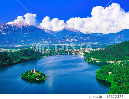 ブレッド湖に浮かぶマリア教会の絶景 136223754