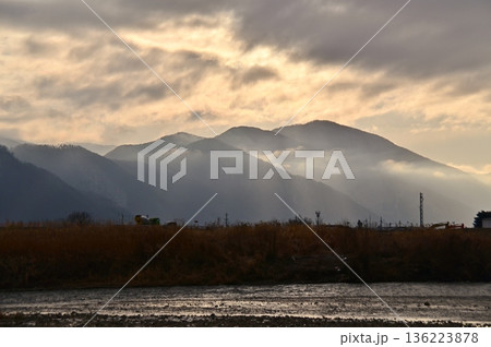 朝焼けの冬の風景 136223878