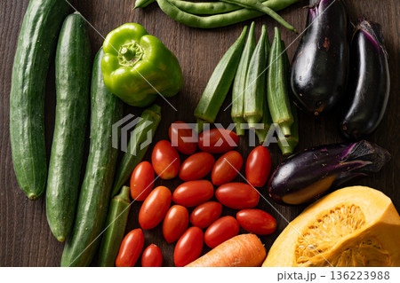 野菜の俯瞰 緑黄色野菜 野菜の俯瞰 緑黄色野菜 136223988