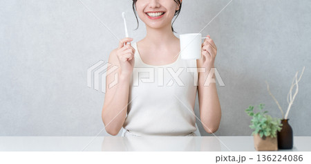 歯を磨く若いアジア人女性(ハミガキ,オーラルケア,デンタルケア) 歯を磨く若いアジア人女性(ハミガキ,オーラルケア,デンタルケア) 136224086