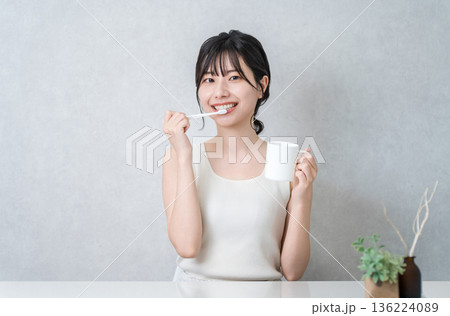 歯を磨く若いアジア人女性(ハミガキ,オーラルケア,デンタルケア) 歯を磨く若いアジア人女性(ハミガキ,オーラルケア,デンタルケア) 136224089