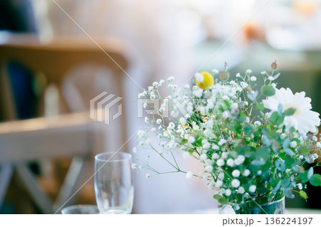 テーブルに置かれた花フラワーコーディネート 136224197