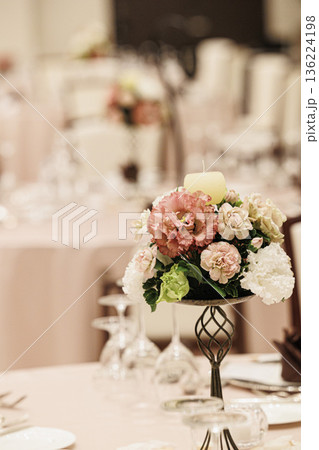 並んだ食事用のスプーン カラトリーのイメージ画像 並んだ食事用のスプーン カラトリーのイメージ画像 136224198