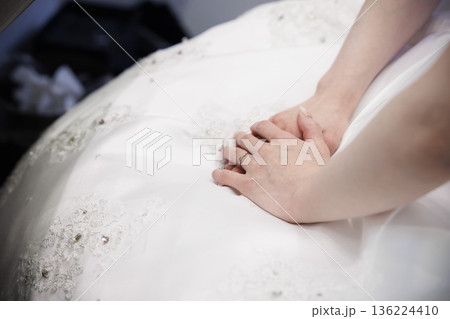 緊張感がある花嫁と新郎が入場する結婚式のイメージ画像 136224410