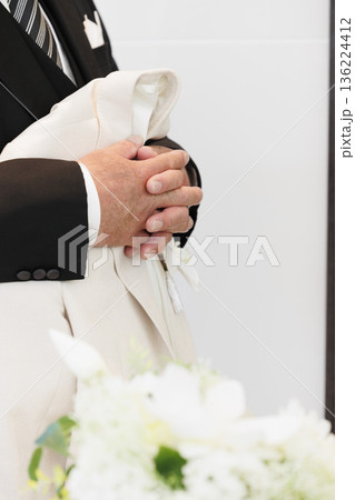 緊張感がある花嫁と新婦父が入場する結婚式のイメージ画像 136224412