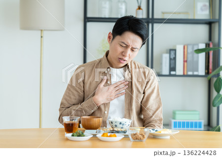 朝食を食べるミドルの男性 136224428