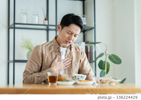 朝食を食べるミドルの男性 136224429