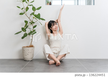家でストレッチ・深呼吸するアジア人女性(エクササイズ,フィットネス) 家でストレッチ・深呼吸するアジア人女性(エクササイズ,フィットネス) 136224451