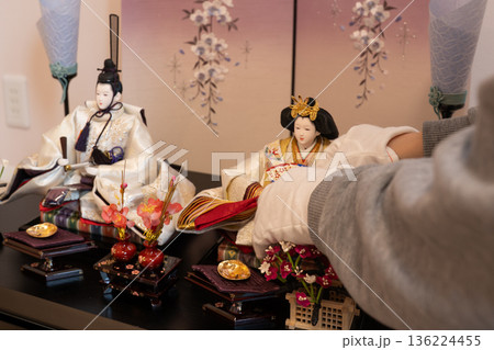 ひな祭りのお雛様を飾る手元 ひな祭りのお雛様を飾る手元 136224455