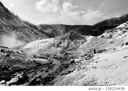 冬晴れの「登別地獄谷」湧いた温泉が川となって流れる 冬晴れの「登別地獄谷」湧いた温泉が川となって流れる 136224456