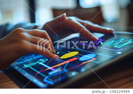 タブレットで学ぶデジタル学習中の学生の手元 136224484