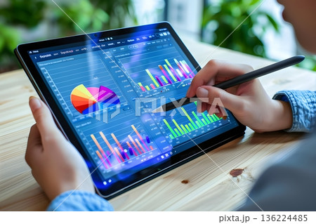 タブレットで学ぶデジタル学習中の学生の手元 136224485