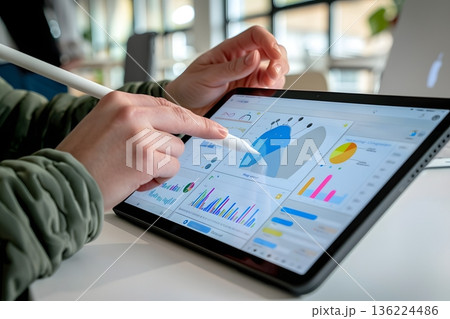 タブレットで学ぶデジタル学習中の学生の手元 136224486