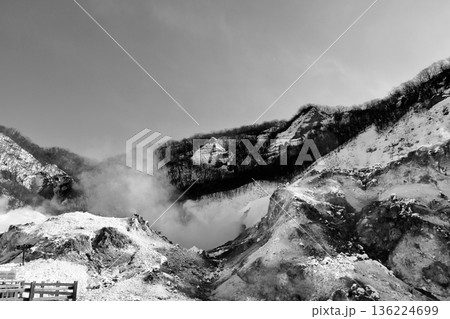 荒々しい山肌の噴気孔から立ち上がる蒸気「登別地獄谷」白黒 136224699