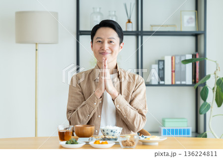 朝食を食べるミドルの男性 136224811