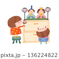 ひな祭りの飾り付けをする小さな女の子と男の子のイラスト 136224822