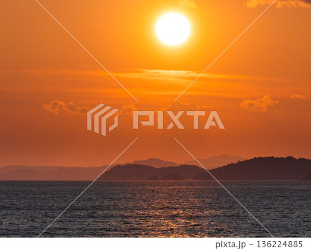 兵庫県赤穂市にある赤穂御崎から見た冬の瀬戸内海の夕陽 136224885