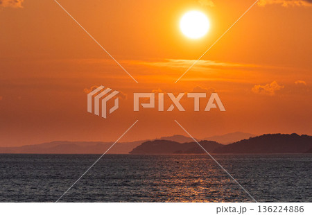 兵庫県赤穂市にある赤穂御崎から見た冬の瀬戸内海の夕陽 136224886