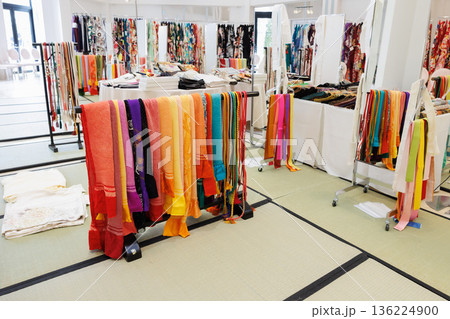 着物　帯紐や帯締め帯揚げなどのイメージ画像　呉服店や着物レンタル 136224900