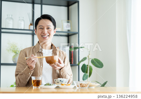 朝食を食べるミドルの男性 136224958