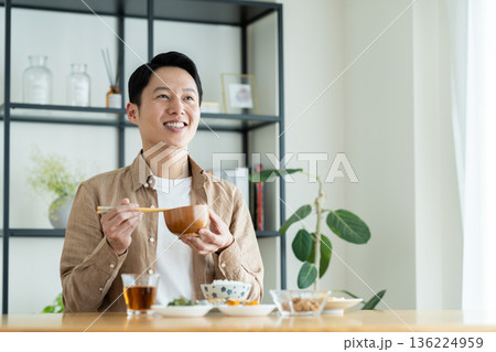 朝食を食べるミドルの男性 136224959