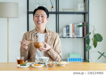 朝食を食べるミドルの男性 136224960