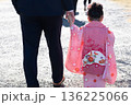七五三のお祝いで手を繋ぐ親子の後ろ姿 136225066