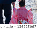 七五三のお祝いで手を繋ぐ親子の後ろ姿 136225067