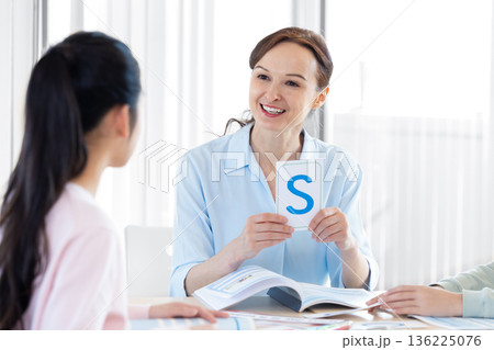 教育　英会話教室　レッスンをするネイティブ講師 136225076