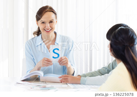 教育　英会話教室　レッスンをするネイティブ講師 136225078