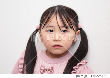 4歳女の子の上半身 (白バック 無背景) 136225160