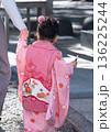 七五三のお祝いで着物を着た女の子の後ろ姿 136225244