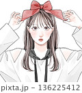 頭に大きなリボンをつけている女性 136225412