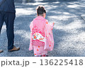 七五三のお祝いで神社を歩く女の子 136225418