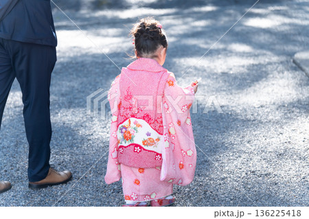 七五三のお祝いで神社を歩く女の子 七五三のお祝いで神社を歩く女の子 136225418
