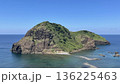 新潟県佐渡 二ツ亀の海岸と青い海 絶景風景 136225463
