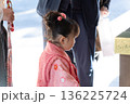 七五三のお祝いで神社にお参りをする女の子 136225724