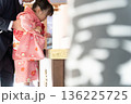七五三のお祝いで神社にお参りをする女の子 136225725