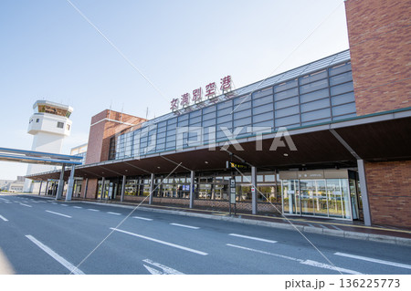 北海道女満別町　晴天の女満別空港 136225773
