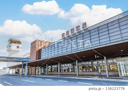 北海道女満別町　晴天の女満別空港 136225776