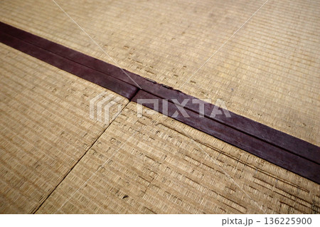 交換の適期を過ぎひどく傷んだ畳と擦れた縁 136225900