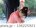 七五三のお祝いで神社にお参りをする女の子 136225921