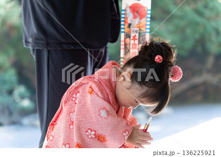 七五三のお祝いで神社にお参りをする女の子 七五三のお祝いで神社にお参りをする女の子 136225921